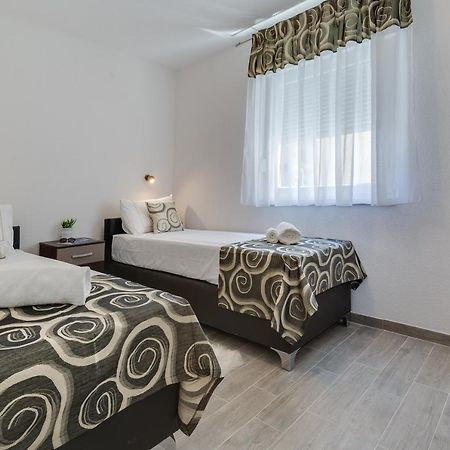 Apartmani Kastelina Vir Bagian luar foto