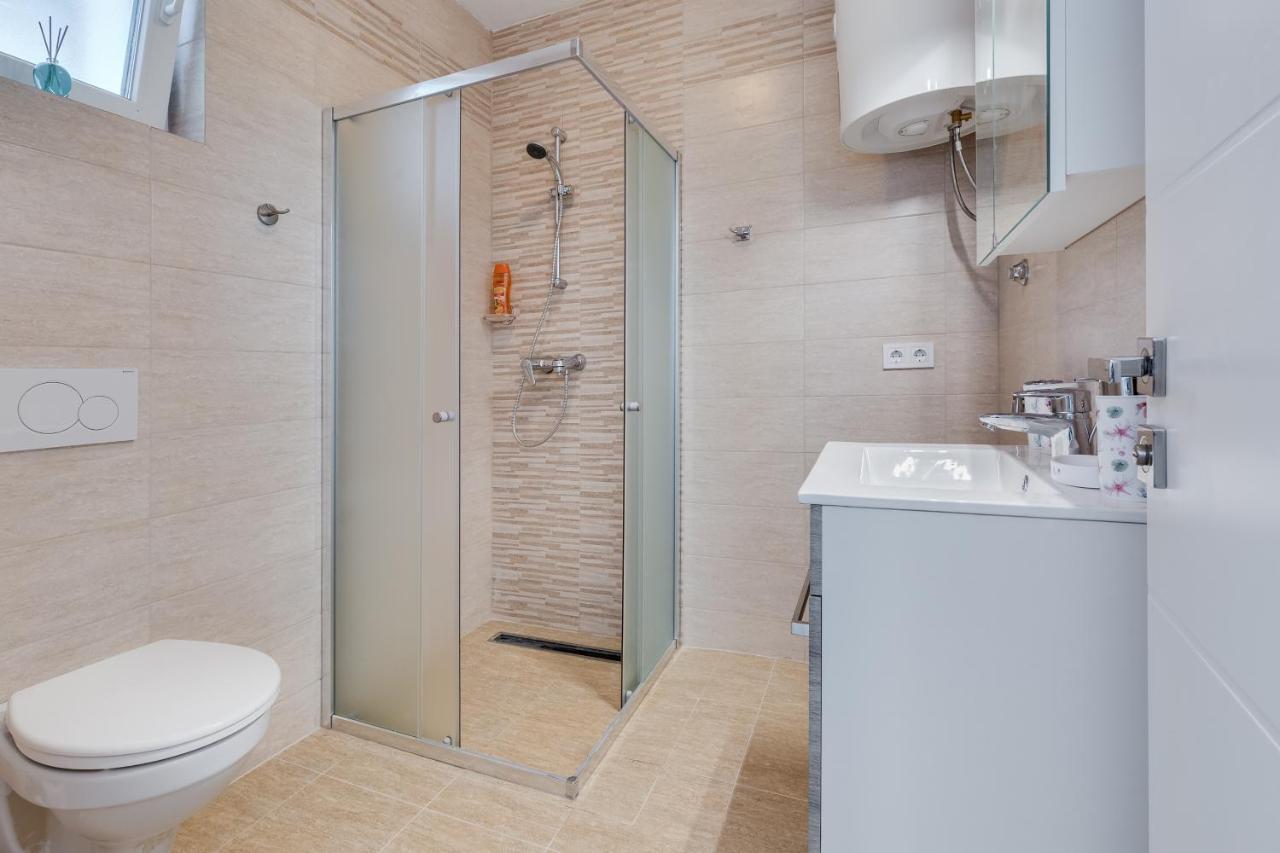 Apartmani Kastelina Vir Bagian luar foto