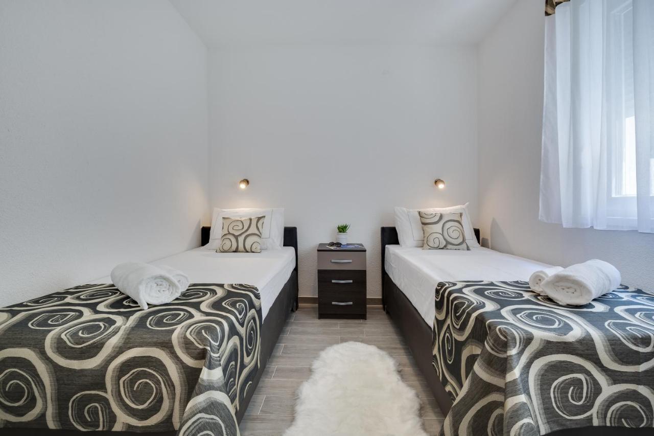 Apartmani Kastelina Vir Bagian luar foto