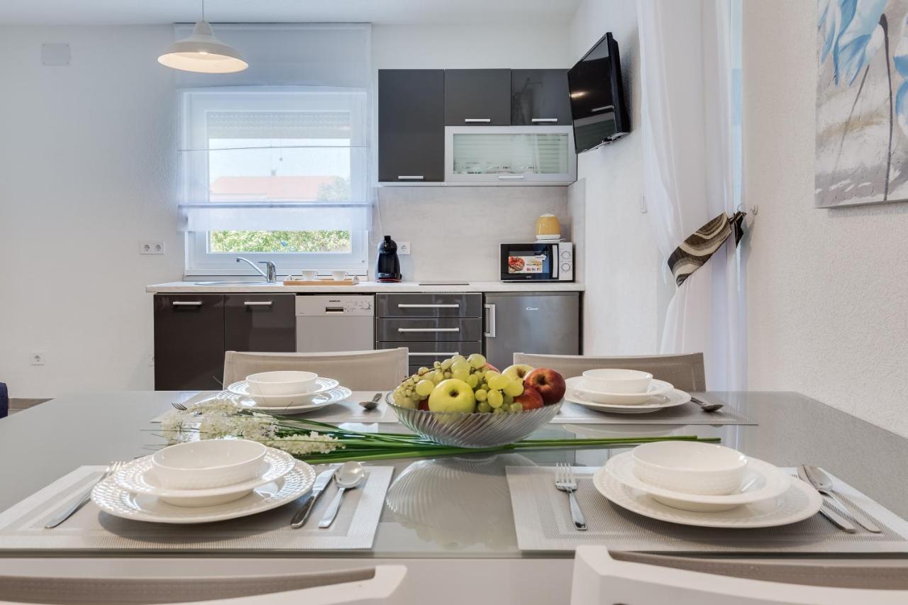 Apartmani Kastelina Vir Bagian luar foto