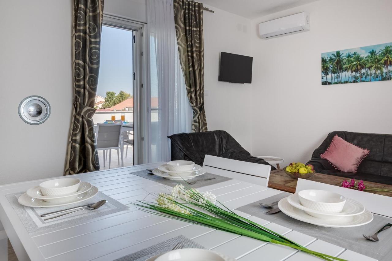 Apartmani Kastelina Vir Bagian luar foto