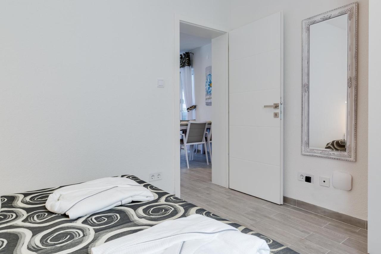 Apartmani Kastelina Vir Bagian luar foto