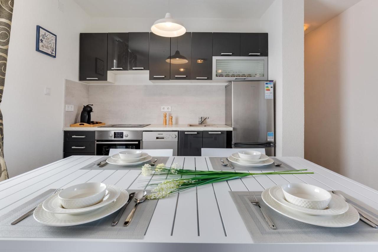 Apartmani Kastelina Vir Bagian luar foto