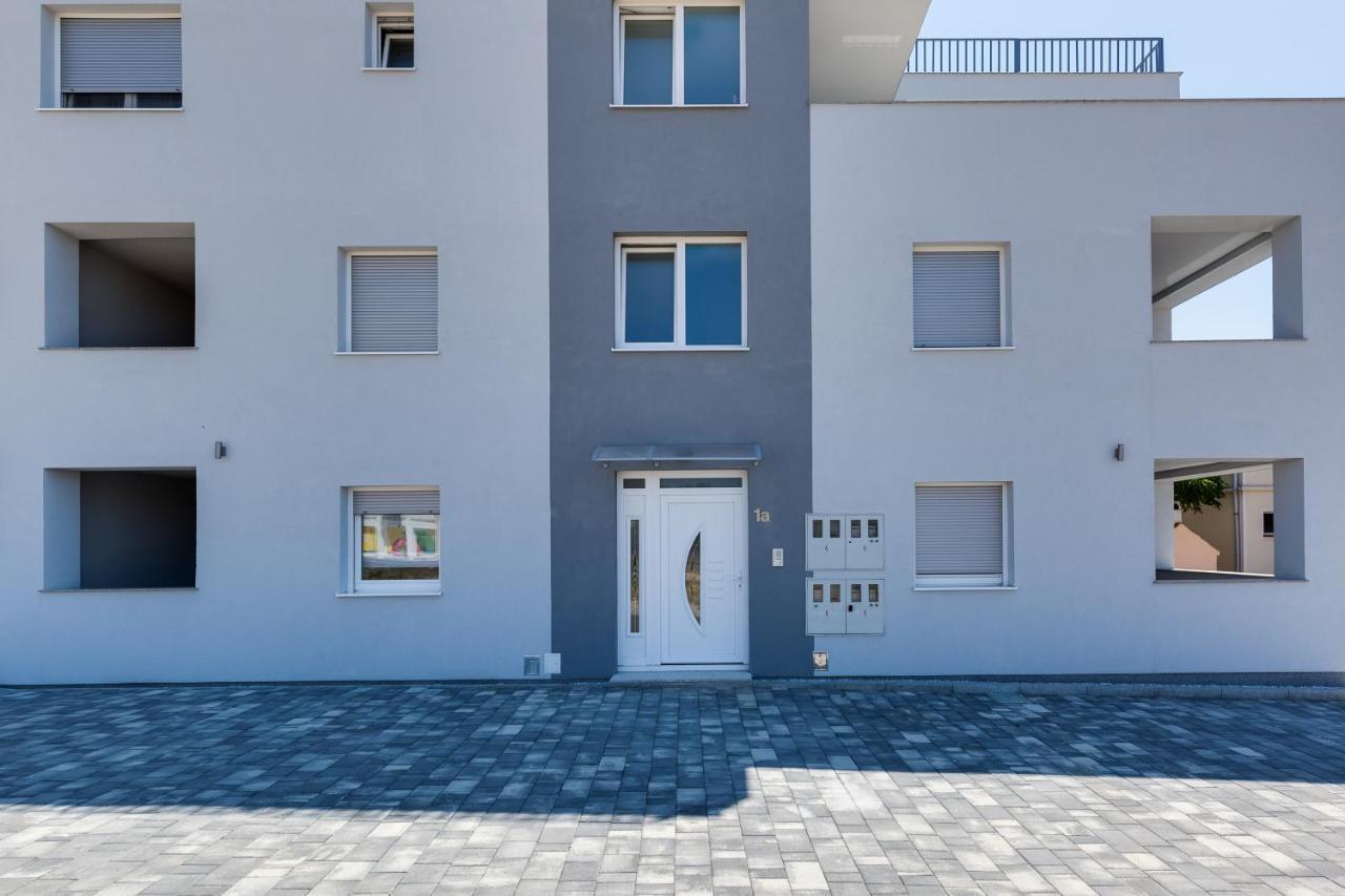 Apartmani Kastelina Vir Bagian luar foto