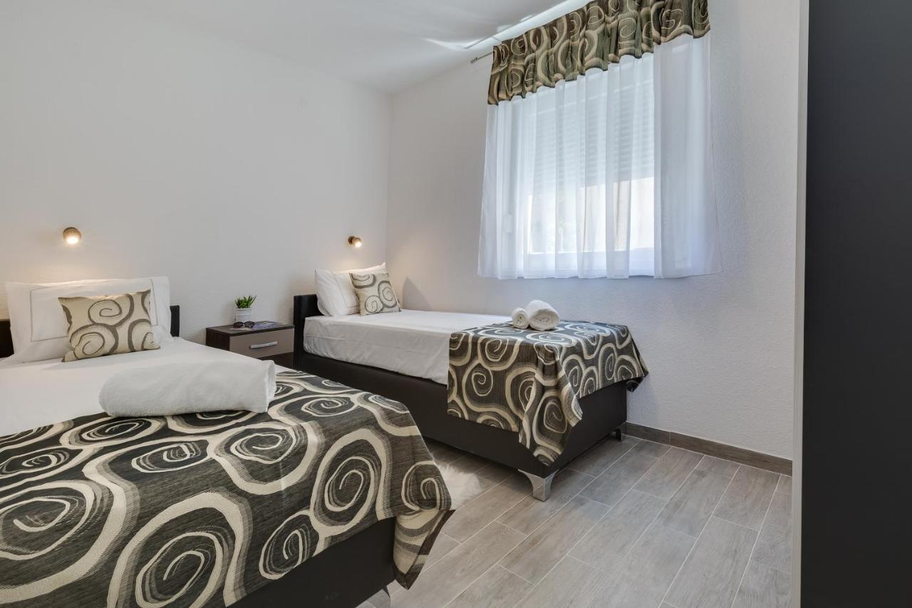 Apartmani Kastelina Vir Bagian luar foto