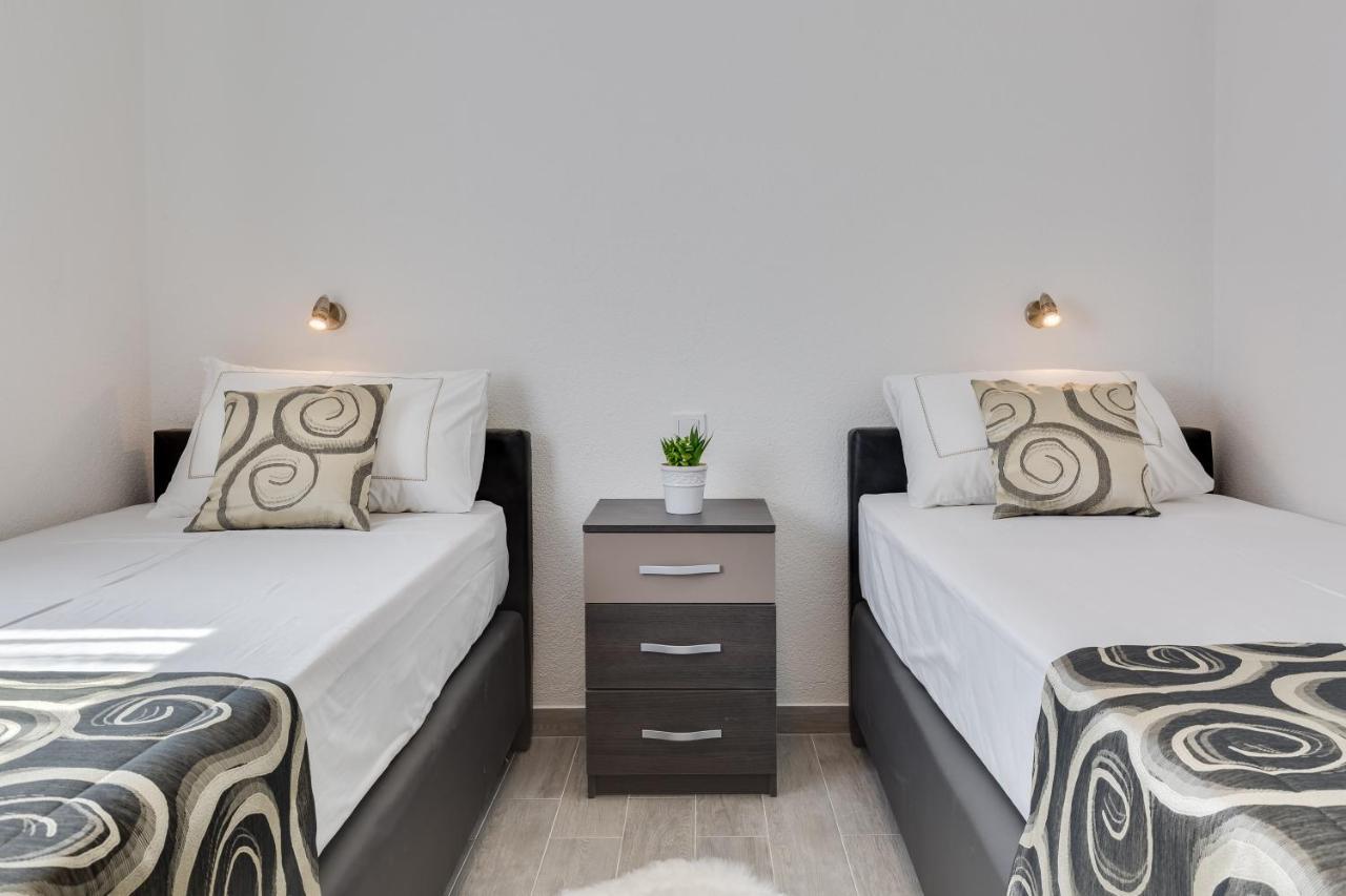 Apartmani Kastelina Vir Bagian luar foto