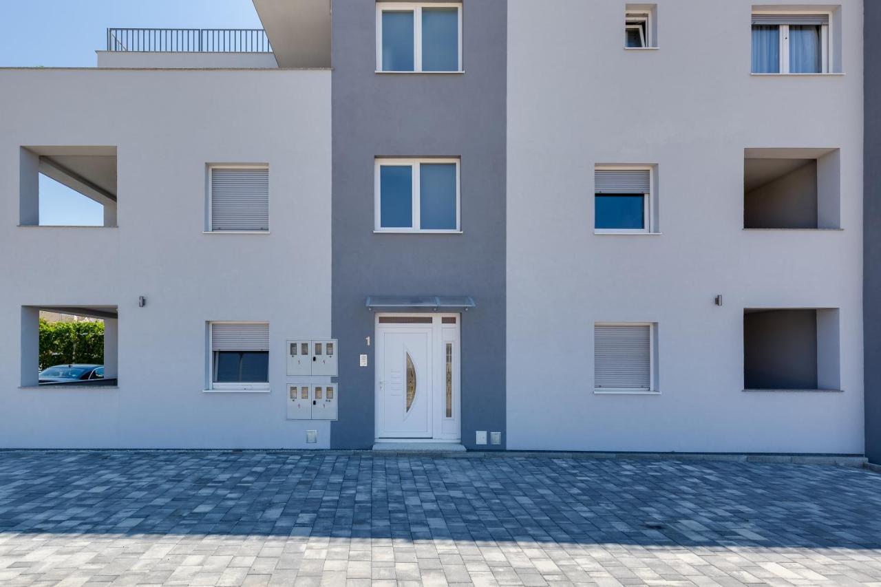 Apartmani Kastelina Vir Bagian luar foto