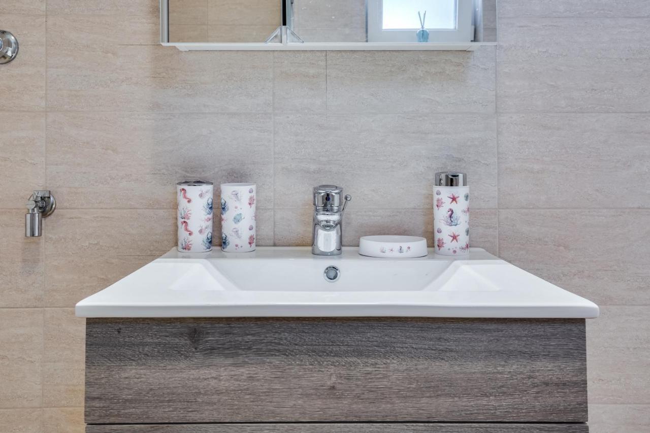 Apartmani Kastelina Vir Bagian luar foto